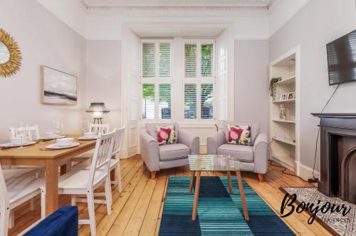 Main Door 3BR-3BA Leith Walk - Parking & Garden by Bonjour Residences Edinburgh - image 14