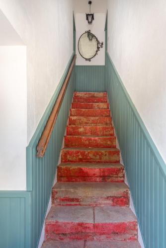 L'escalier rouge - Maison rénovée avec cour