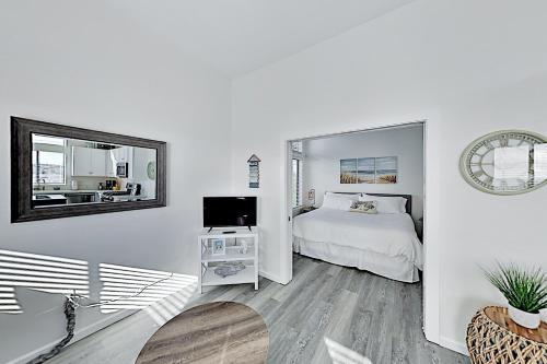 Modern Oceanfront Retreat with Private Balcony apts - image 6