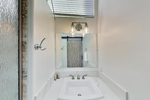 Modern Oceanfront Retreat with Private Balcony apts - image 12