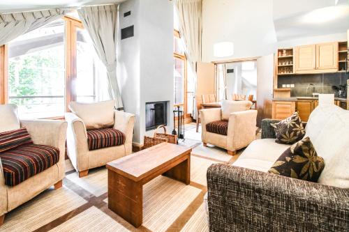 Two internally connecting 2-bed apartments with shared private entrance - Apartment - Flaine