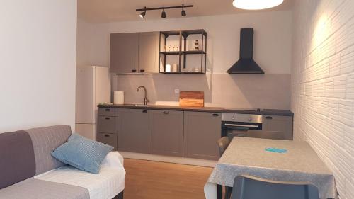 virtuve, Stone house apartment in Zlarin centre in Zlarin