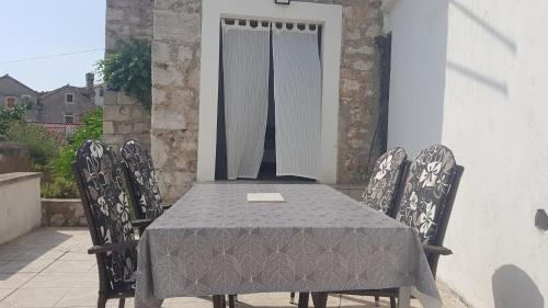 Iekārtas, Stone house apartment in Zlarin centre in Zlarin