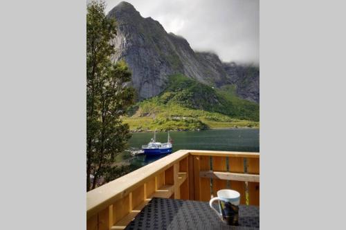 Cozy House By The Fjord In The Heart Of Lofoten