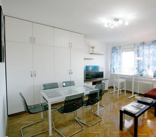 One-Bedroom Apartment image 4