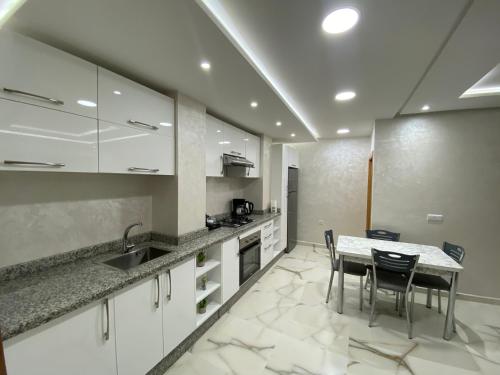 주방, VILLA AMALOU AVEC PISCINE FAMILLE UNIQUEMENt in 아가디르