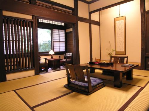 room detail thumbnail 2