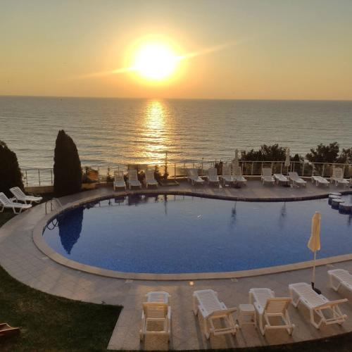 View, Silver A 27 in Byala
