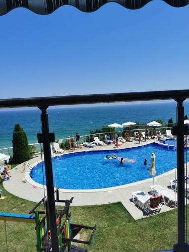 View, Silver A 27 in Byala
