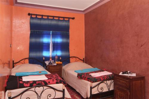 4 twin beds