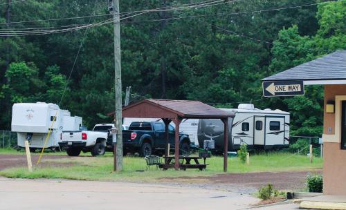 Evergreen Inn and R.V. - image 11