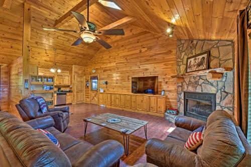 Cozy 'Sunset View' Cabin w/ Game Room & Mtn Views!, Ellijay
