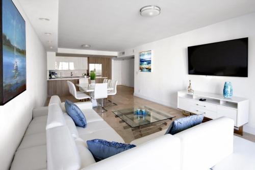 2BR and Den Luxury Condo with Bay Views 1002 condo - image 5