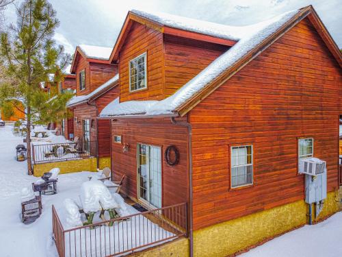 Cabin #4 The Wolves Den - Pet Friendly- Sleeps 6 - Playground & Game Room, Payson (Foto 5)