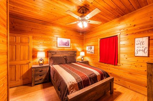 Cabin #4 The Wolves Den - Pet Friendly- Sleeps 6 - Playground & Game Room, Payson (Foto 4)