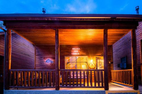 Cabin #4 The Wolves Den - Pet Friendly- Sleeps 6 - Playground & Game Room, Payson (Foto 2)