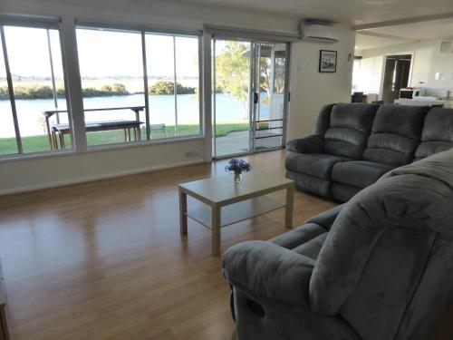 Riverfront Holiday House - Murray Bridge