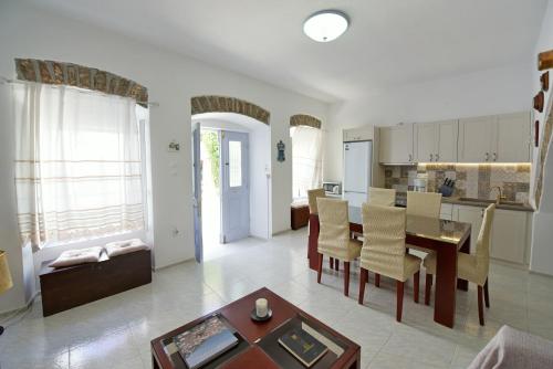 Arco I/ Downtown Rustic Apartment/4 min from port