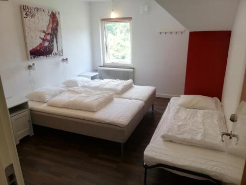 3 twin beds