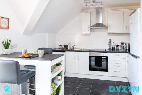 River View - 1 Bed Serviced Apartment in Cardiff City Center - Free Parking - By DYZYN - image 9