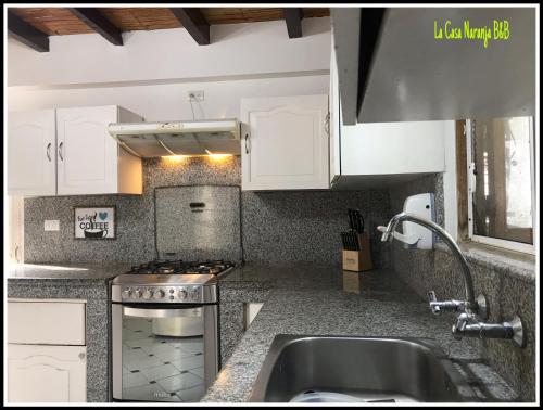 La Casa Naranja Bed and Breakfast in Олон