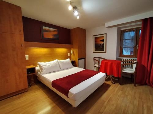 Double Room with Canal View image 3