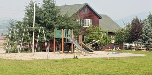 Wolf Den Log Cabin Motel and RV Park - 놀이터