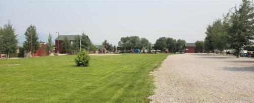 Wolf Den Log Cabin Motel and RV Park in Thayne, USA