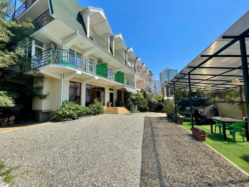 Ledis Guest House - main image