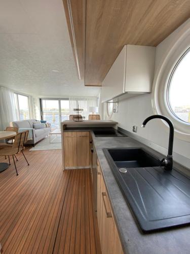 Luxurious Houseboat - Zen