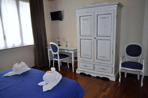 Deluxe Double Room image 10