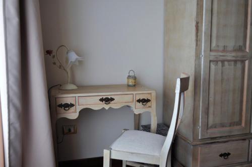 Deluxe Double Room with Balcony image 10