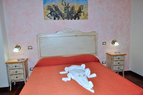 Standard Double Room image 8