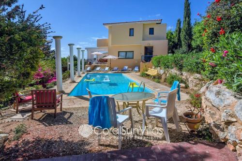 Wonderful quiet area, Completely Privacy, Large Private Pool, Colourful Garden, Peyia (Foto 2)