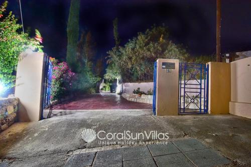 Wonderful quiet area, Completely Privacy, Large Private Pool, Colourful Garden, Peyia (Foto 9)