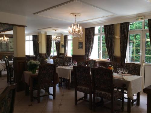Étterem, Logis Hotel & Restaurant - Le Chateau Des Tourelles 3 etoiles in Le Wast