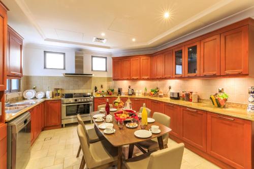 The S Holiday Homes - Stunning 5 Bedrooms Villa at the Palm Jumeirah with Private Beach and Pool, Dubai (photo 7)
