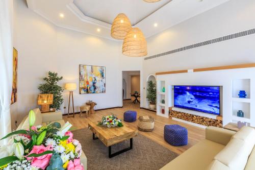 The S Holiday Homes - Stunning 5 Bedrooms Villa at the Palm Jumeirah with Private Beach and Pool Dubai 