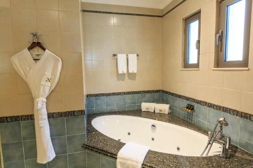 The S Holiday Homes - Stunning 5 Bedrooms Villa at the Palm Jumeirah with Private Beach and Pool in Dubai