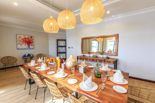 The S Holiday Homes - Stunning 5 Bedrooms Villa at the Palm Jumeirah with Private Beach and Pool - image 2