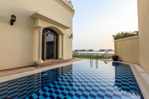 Swimming pool, The S Holiday Homes - Stunning 5 Bedrooms Villa at the Palm Jumeirah with Private Beach and Pool in Dubai