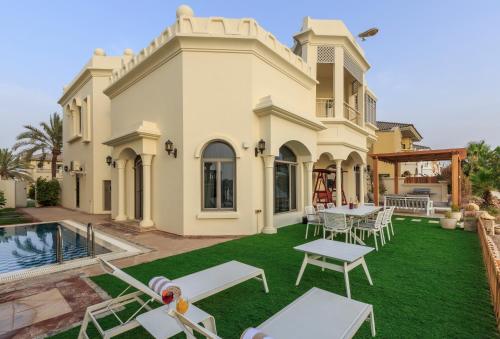 Swimming pool, The S Holiday Homes - Stunning 5 Bedrooms Villa at the Palm Jumeirah with Private Beach and Pool in Dubai