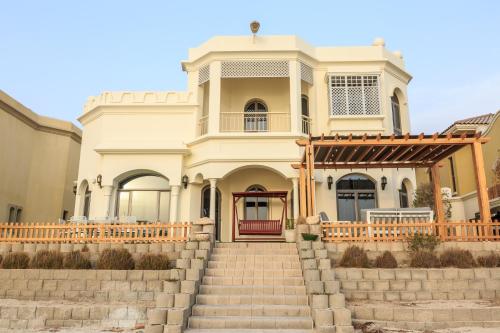View, The S Holiday Homes - Stunning 5 Bedrooms Villa at the Palm Jumeirah with Private Beach and Pool in Dubai