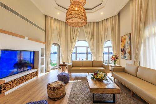 The S Holiday Homes - Stunning 5 Bedrooms Villa at the Palm Jumeirah with Private Beach and Pool, Dubaj