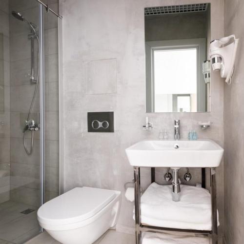 Custos Riverside Hotel - image 12