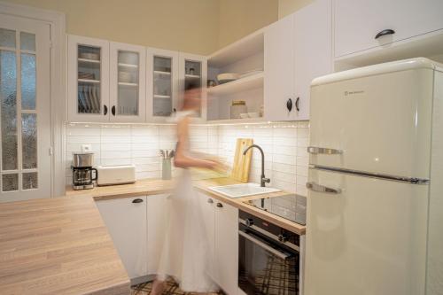 Beige and Blanc Two Bedroom Apartment with Urban Back Yard & Free Parking image 8