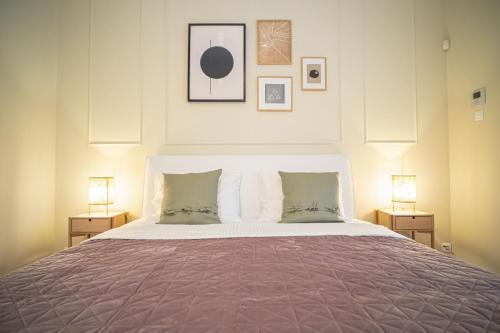 Beige and Blanc Two Bedroom Apartment with Urban Back Yard & Free Parking image 9
