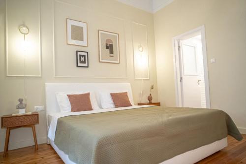 Beige and Blanc Two Bedroom Apartment with Urban Back Yard & Free Parking image 10