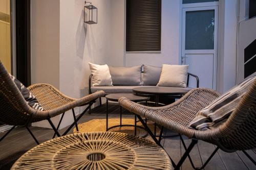 Beige and Blanc Two Bedroom Apartment with Urban Back Yard & Free Parking image 4