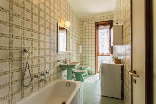 Bathroom, Attico Panoramico in Brunate